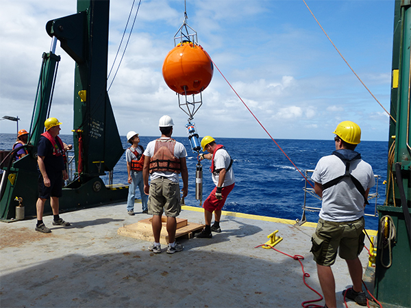Bergung einer Strömungsverankerung nach einem Jahr Einsatz auf dem Meeresboden des zentralen Pazifiks (deutsches Lizenzgebiet für Manganknollenexploration)