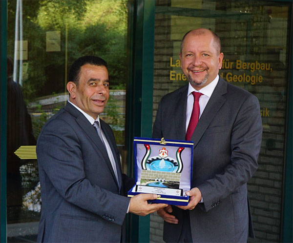 Der jordanische Staatssekretär Eng. Ali Subah (Foto links) überreichte BGR-Präsident Prof. Dr. Ralph Watzel ein Gastgeschenk.