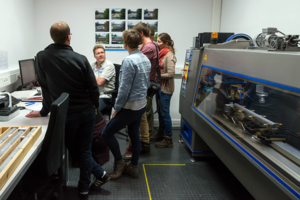 BGR-Bohrkernkurator Dr. Ulli Raschke erklärt Studentinnen und Studenten die Funktionsweise des Röntgenfluoreszenz-Scanners.