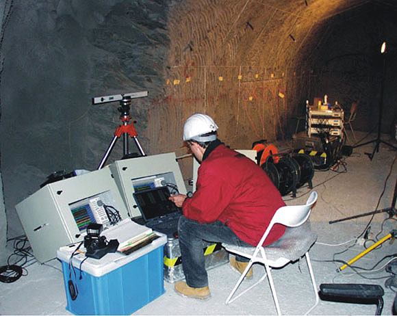 Seismische Messungen zur Charakterisierung der Auflockerung durch Auffahrungen im Tonstein (Mont Terri Felslabor, Schweiz)