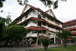 Kollabiertes Universitätsgebäude in Bantul/Yogyakarta auf der Insel Java (Indonesien), verursacht durch das Versagen der Tragelemente bzw. der Querbewehrung infolge Bodenbewegungen während des Erdbebens mit Magnitude 6,3 am 27.05.2006