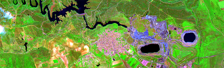 WorldView-3 Satellitenbild des östlichen Iberischen Pyritgürtels in Südspanien mit den Tagebauen Aznal-cóllar (westlich) und Los Frailes (östlich) (RGB: 14,8,2)
