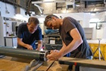 Hospitant Ulrich Stegger und Andreas Lückge (BGR) beim Öffnen eines Sedimentkernes  
