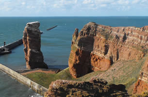 Die Lange Anna, eine 47 Meter hohe freistehende Felsnadel (Brandungspfeiler) im äußersten Nordwesten der deutschen Nordseeinsel Helgoland rotem Buntsandstein