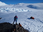 BGR-Wissenschaftler nimmt Gesteinsproben im Gebirge